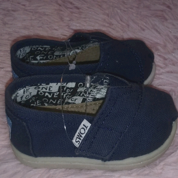 Toms Shoes - Picture 2 of 5
